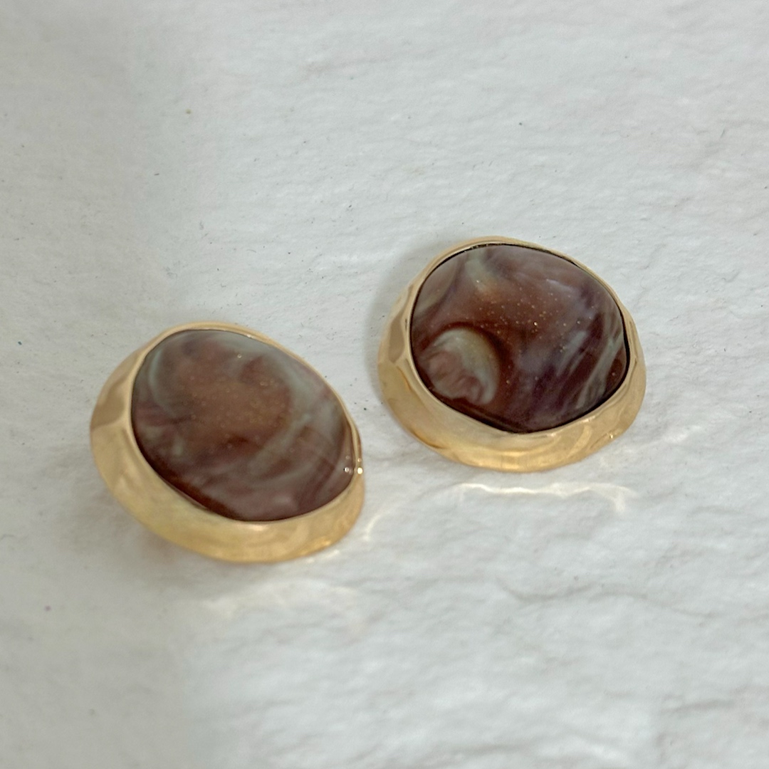 Charm -עגילי קמיע אסימטרי זהב פרל חום צ'ארם