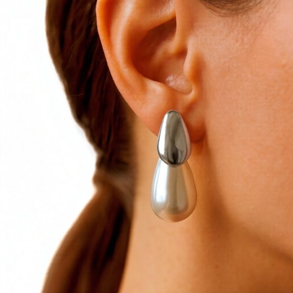 Joyas -עגילי טיפה מודרניים צבע כסף ופנינה ג'ויה