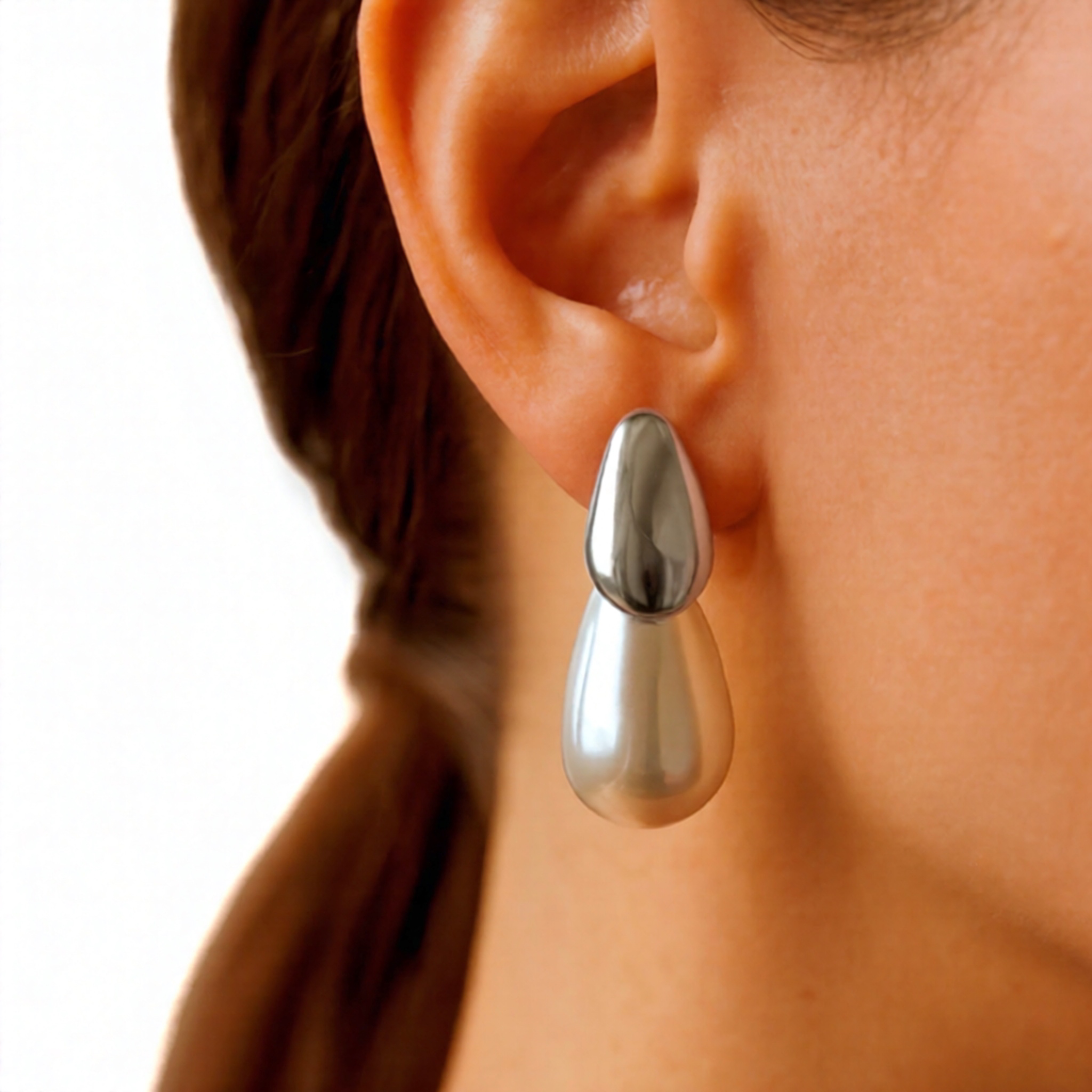 Joyas -עגילי טיפה מודרניים צבע כסף ופנינה ג'ויה