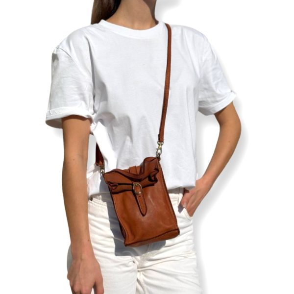 LeaLab | תיק צד מיני-וינטג מעור טבעי עם אבזם צבע קאמל ליאלב