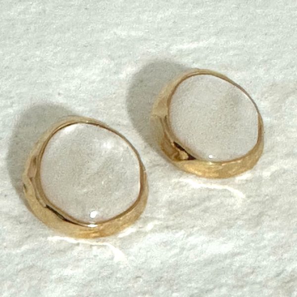 Charm -עגילי קמיע אסימטרי זהב פרל לבן צ'ארם