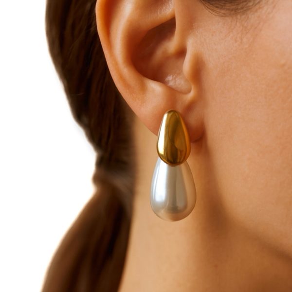 Joyas -עגילי טיפה מודרניים צבע זהב ופנינה ג'ויה