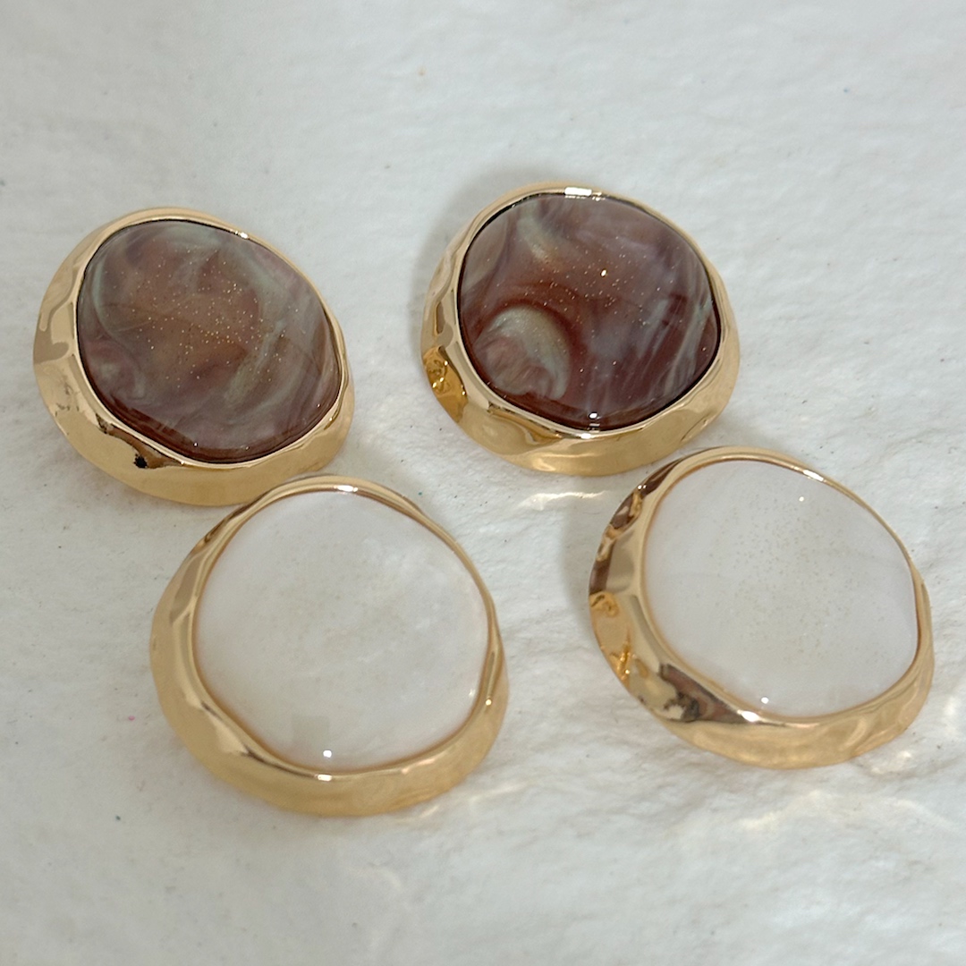 Charm -עגילי קמיע אסימטרי זהב פרל לבן צ'ארם