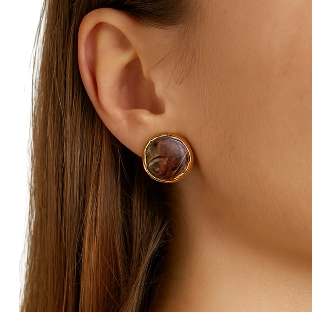 Charm -עגילי קמיע אסימטרי זהב פרל חום צ'ארם