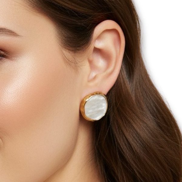 Charm -עגילי קמיע אסימטרי זהב פרל לבן צ'ארם