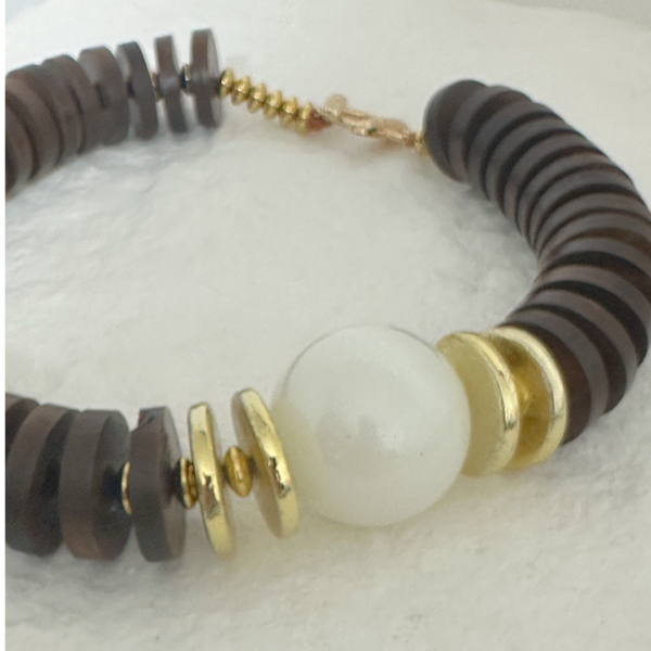 Charm -שרשרת עץ ופנינה נואר קלאסיק צבע חום צ'ארם