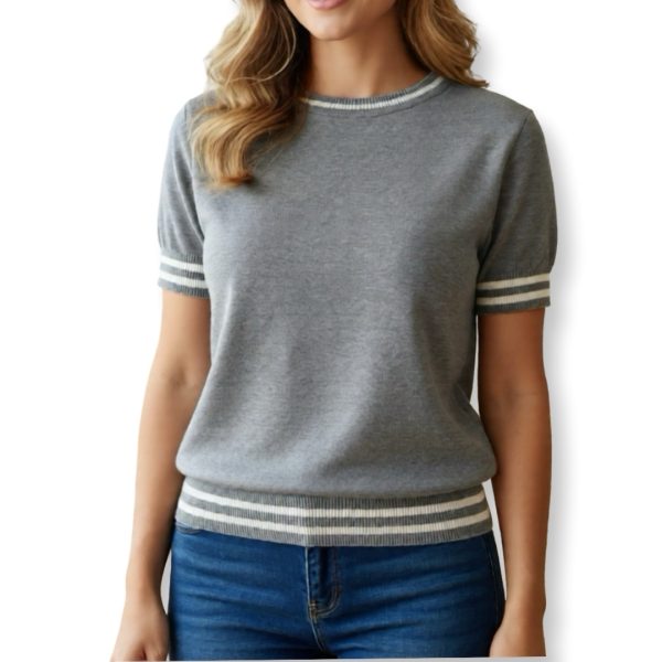 J-Clair | חולצת סריג אופנתית קצרה עם פסי רטרו בצווארון צבע אפור ג׳וקלייר