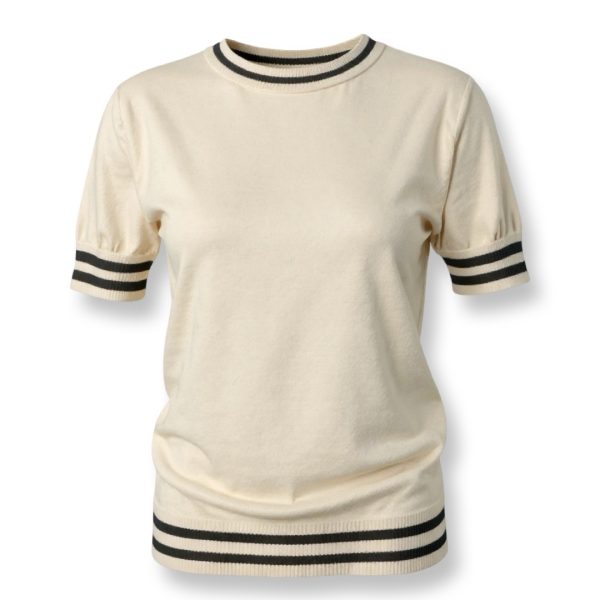 J-Clair | חולצת סריג אופנתית קצרה עם פסי רטרו בצווארון צבע בז׳ ג׳וקלייר