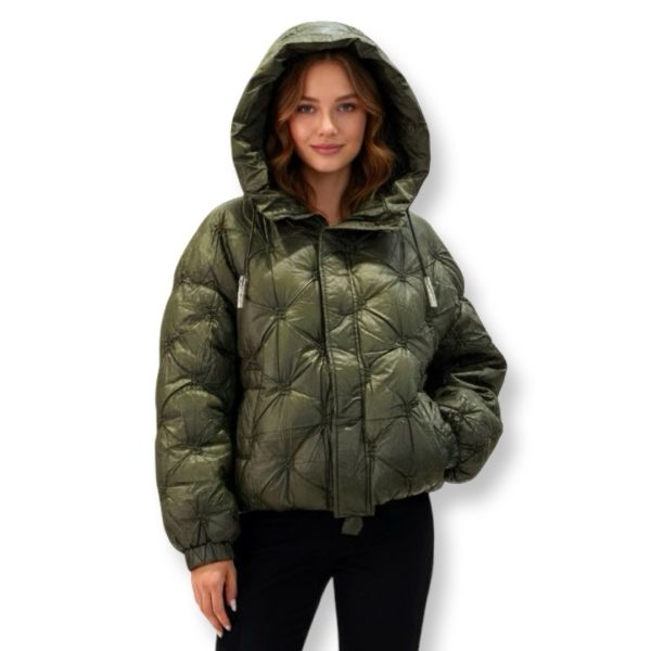 J-Clair | מעיל פוף קווילט מרופד יוקרתי עם קפוצ'ון צבע ירוק זית ג׳וקלייר