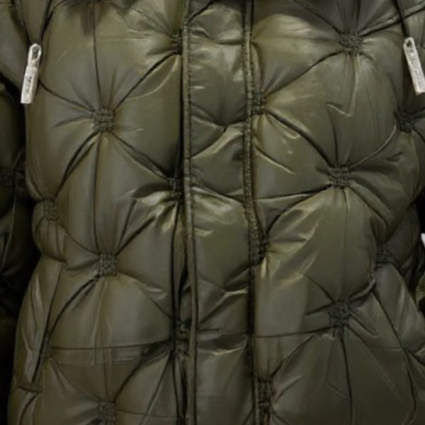 J-Clair | מעיל פוף קווילט מרופד יוקרתי עם קפוצ'ון צבע ירוק זית ג׳וקלייר
