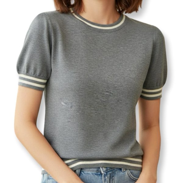 J-Clair | חולצת סריג אופנתית קצרה עם פסי רטרו בצווארון צבע אפור ג׳וקלייר