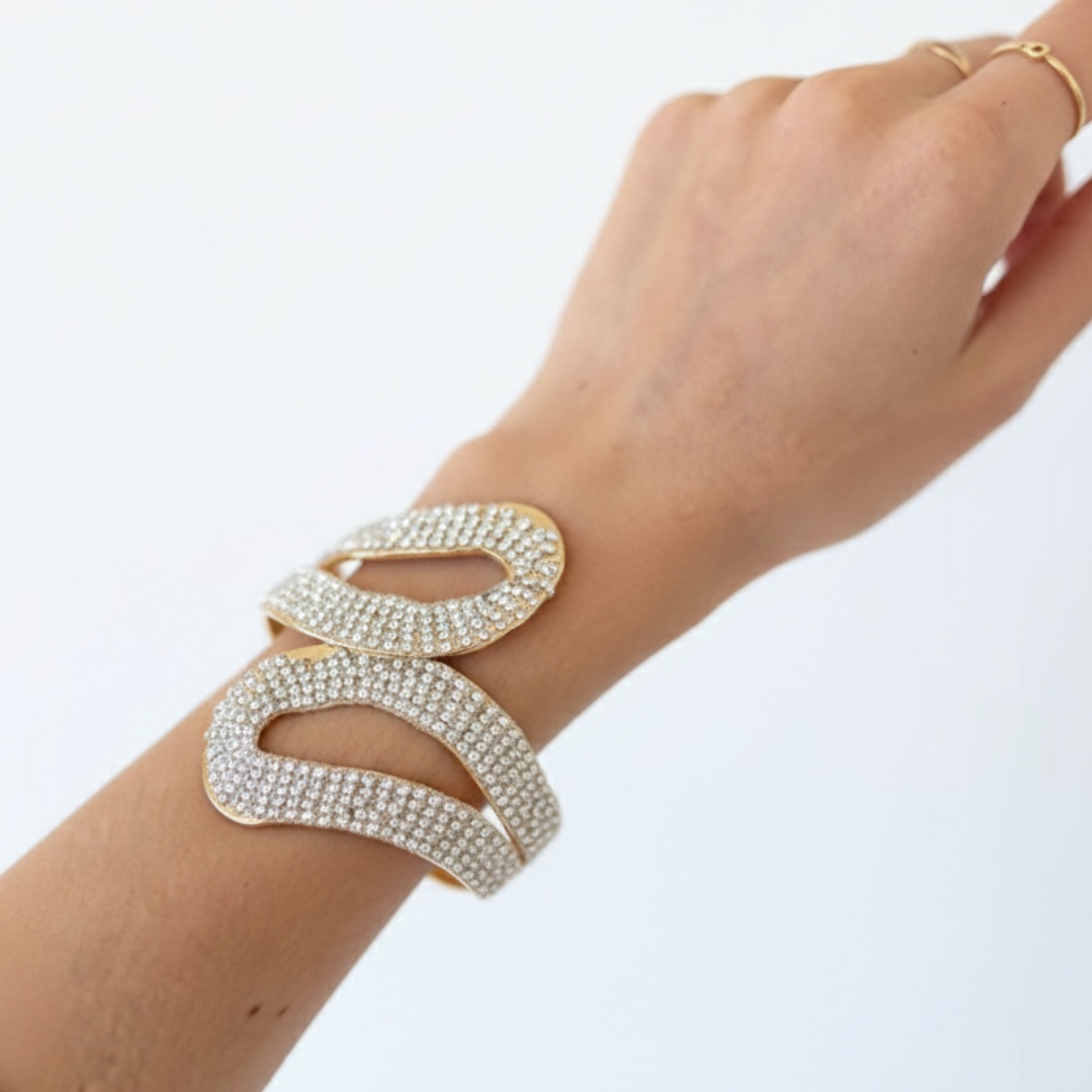 Joyas -צמיד קאף "פנינת האור" משובץ קריסטלים וחרוזים זהב ג'ויה