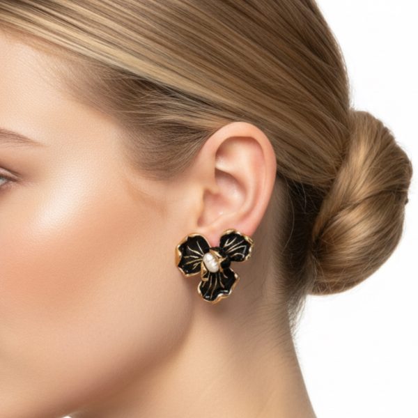 Joyas -עגילי פרח אמייל ״פנינה״ צבע שחור ג'ויה