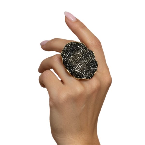 Joyas -טבעת סטייטמנט אמורפית משובצת קריסטלים צבע שחור ג'ויה