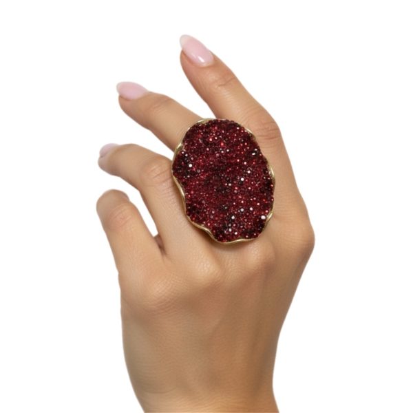 Joyas -טבעת סטייטמנט אמורפית משובצת קריסטלים צבע אדום ג'ויה
