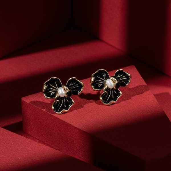 Joyas -עגילי פרח אמייל ״פנינה״ צבע שחור ג'ויה