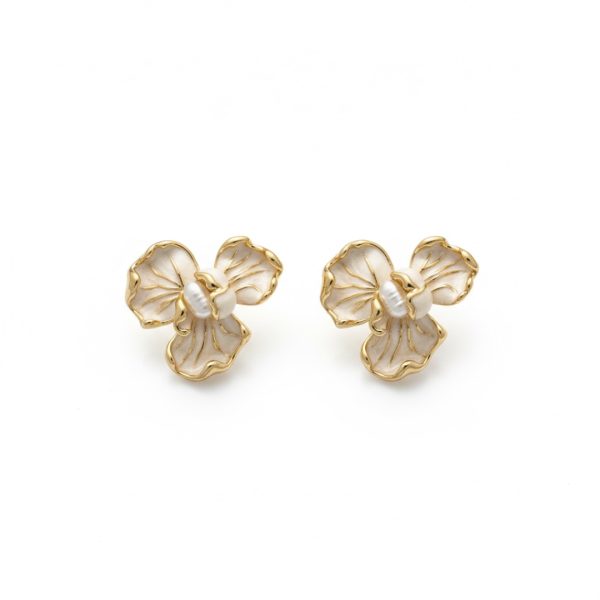 Joyas -עגילי פרח אמייל ״פנינה״ צבע בז׳ ג'ויה