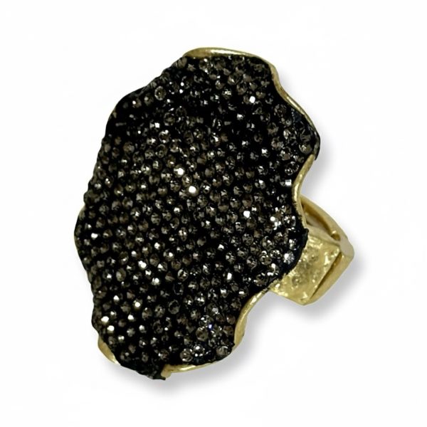 Joyas -טבעת סטייטמנט אמורפית משובצת קריסטלים צבע שחור ג'ויה