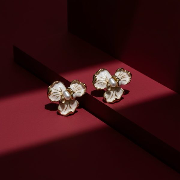 Joyas -עגילי פרח אמייל ״פנינה״ צבע בז׳ ג'ויה