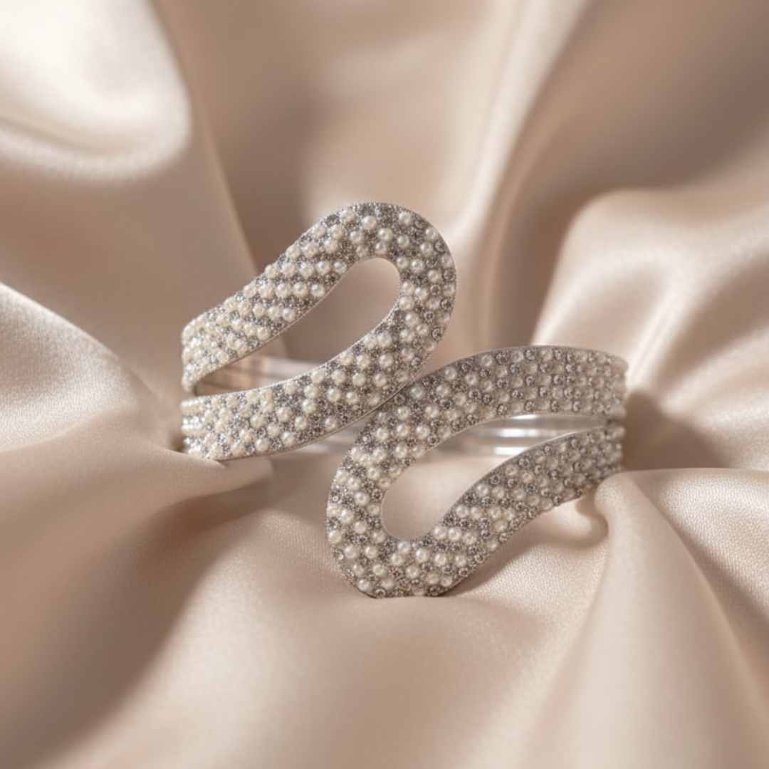 Joyas -צמיד קאף "פנינת האור" משובץ קריסטלים וחרוזים כסף ג'ויה