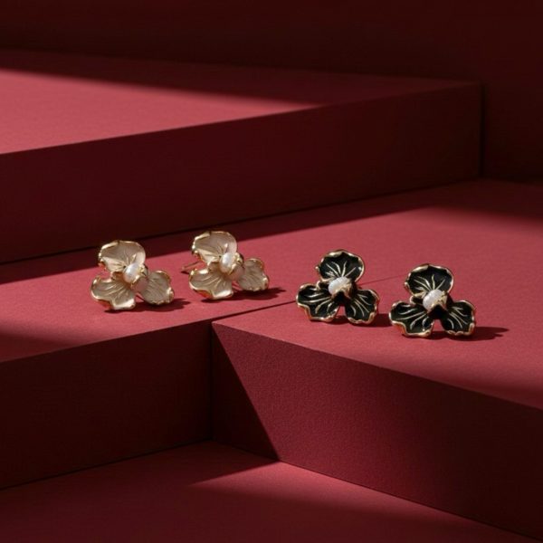 Joyas -עגילי פרח אמייל ״פנינה״ צבע שחור ג'ויה