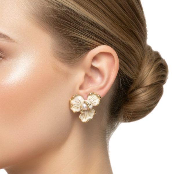 Joyas -עגילי פרח אמייל ״פנינה״ צבע בז׳ ג'ויה