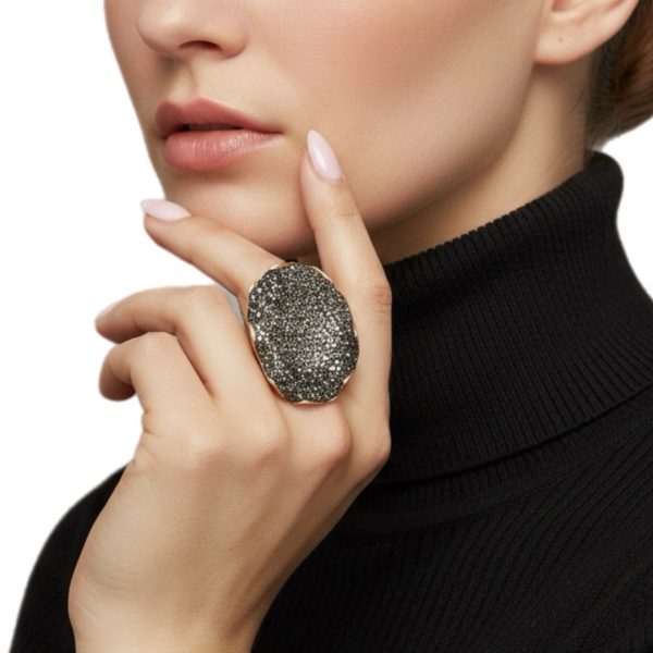 Joyas -טבעת סטייטמנט אמורפית משובצת קריסטלים צבע שחור ג'ויה