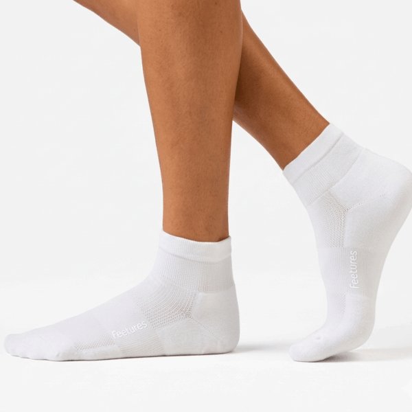 Feetures Therapeutic Cushion-גרבי ספורט עם תמיכה בריאותית יוניסקס צבע לבן