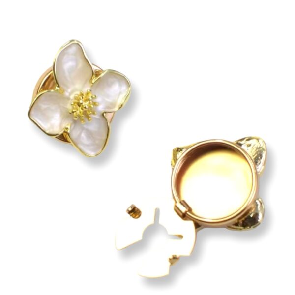 Charm | כיסוי כפתור מעוצב בדגם פרח פנינתי בגימור אמייל וזהב צ'ארם