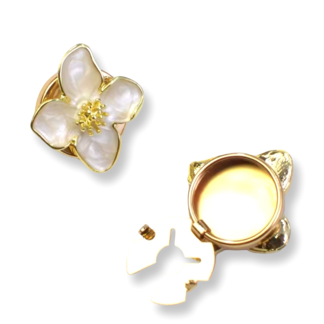 Charm | כיסוי כפתור מעוצב בדגם פרח פנינתי בגימור אמייל וזהב צ'ארם