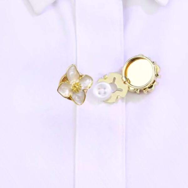 Charm | כיסוי כפתור מעוצב בדגם פרח פנינתי בגימור אמייל וזהב צ'ארם