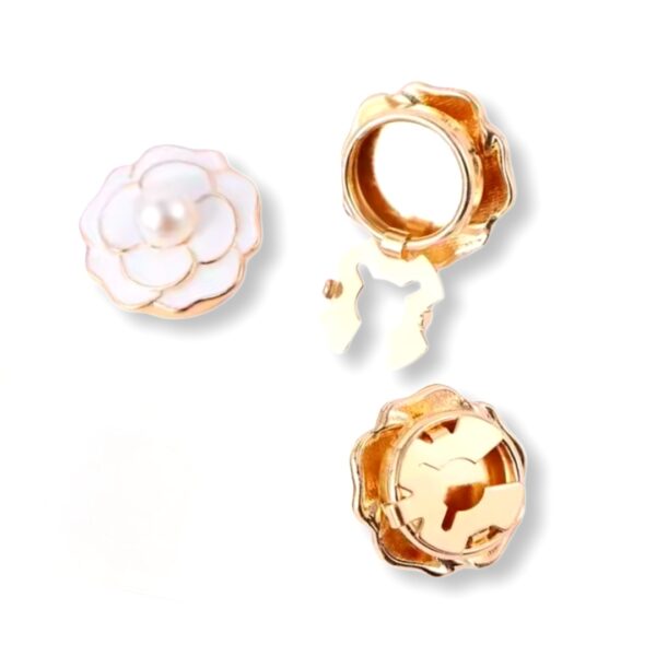 Charm | כיסוי כפתור מעוצב בדגם פרח יוקרתי בגימור אמייל וזהב צ'ארם