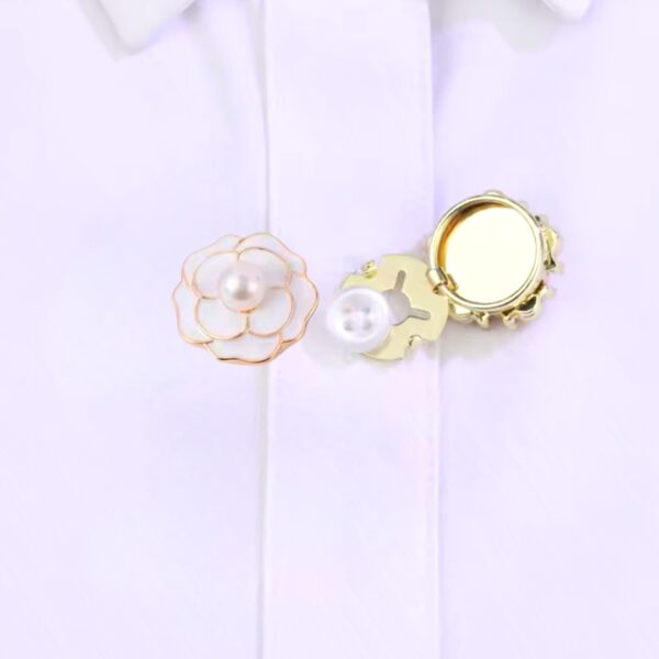 Charm | כיסוי כפתור מעוצב בדגם פרח יוקרתי בגימור אמייל וזהב צ'ארם