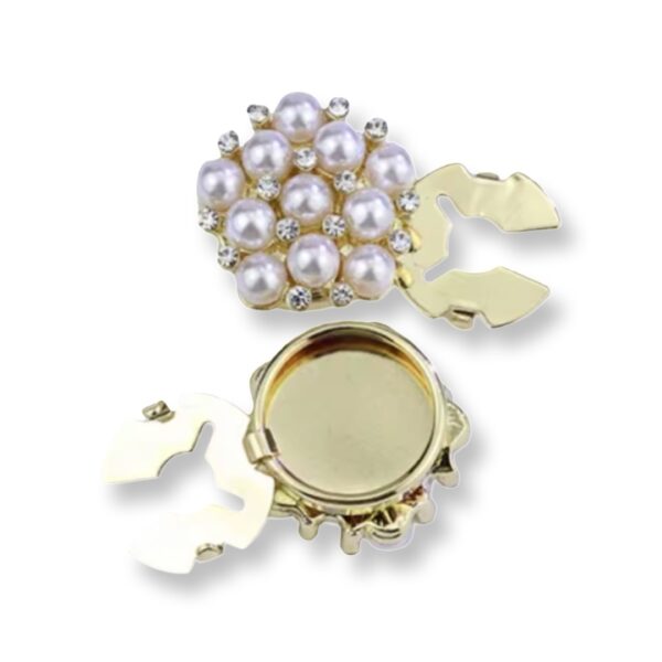 Charm | כיסוי כפתור מעוצב בשיבוץ פנינים וקריסטלים צ'ארם