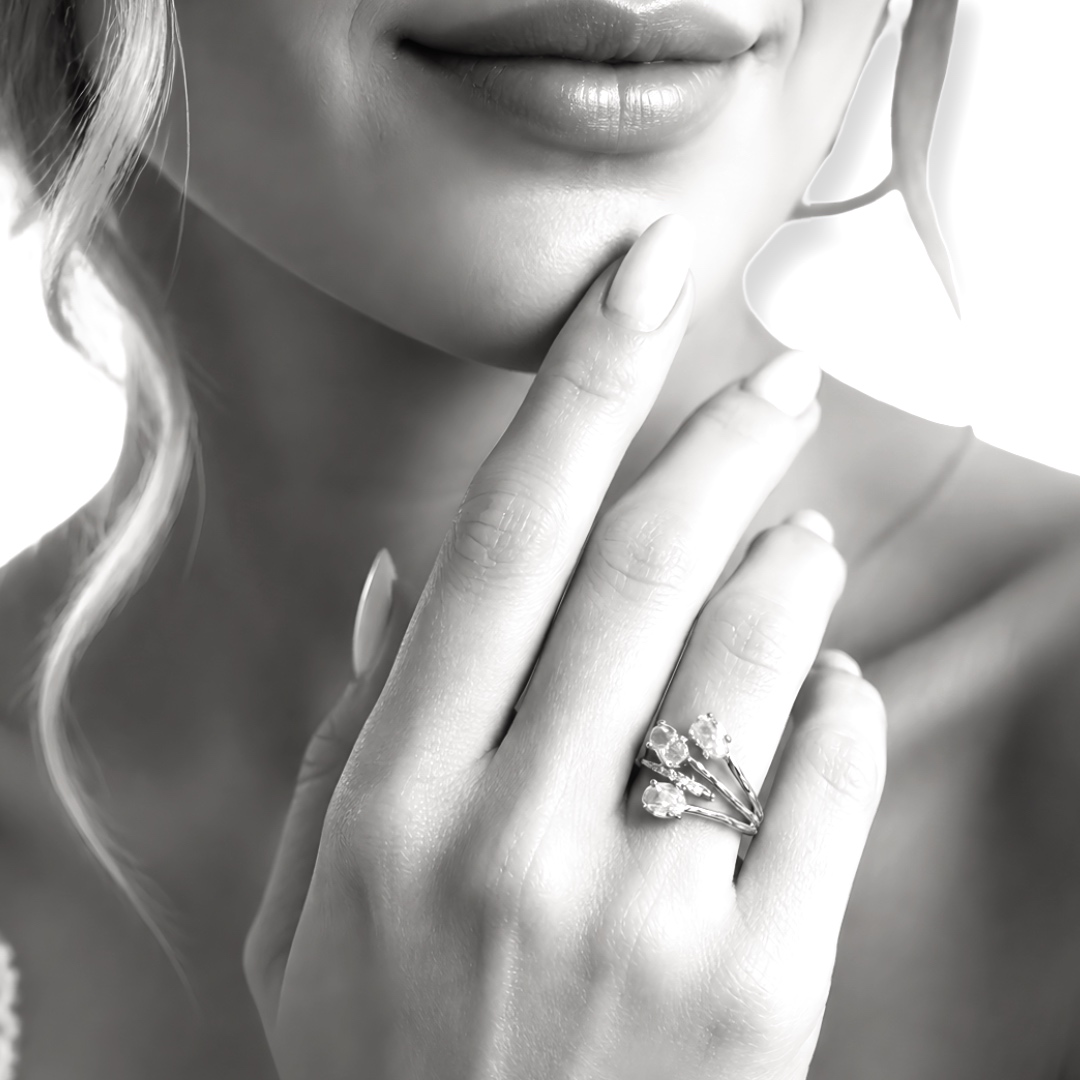 Joyas -טבעת 'שלוש אהבות' אלגנטית משובצת קריסטלים צבע כסף ג'ויה